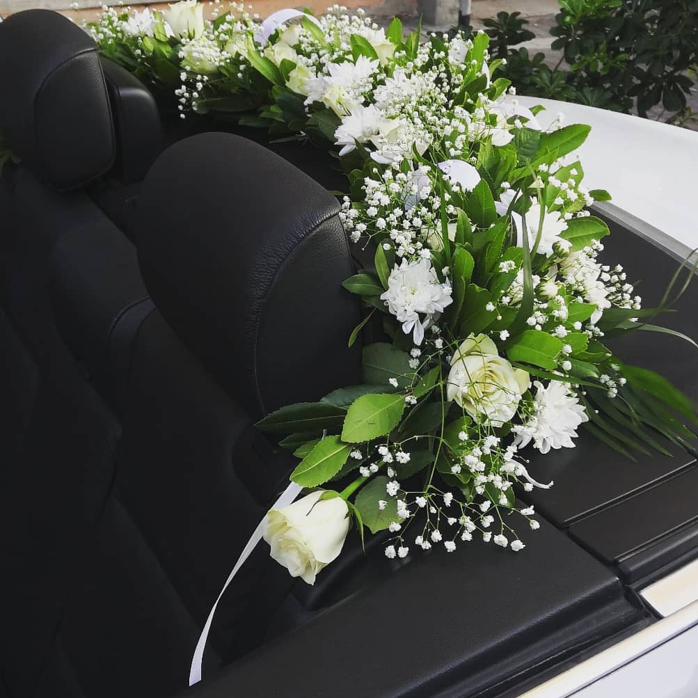Wedding garland for car with roses and daisies Anthorama Flowers